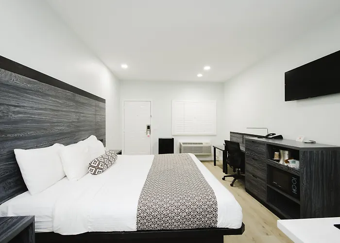 Sapphire Inn & Suites